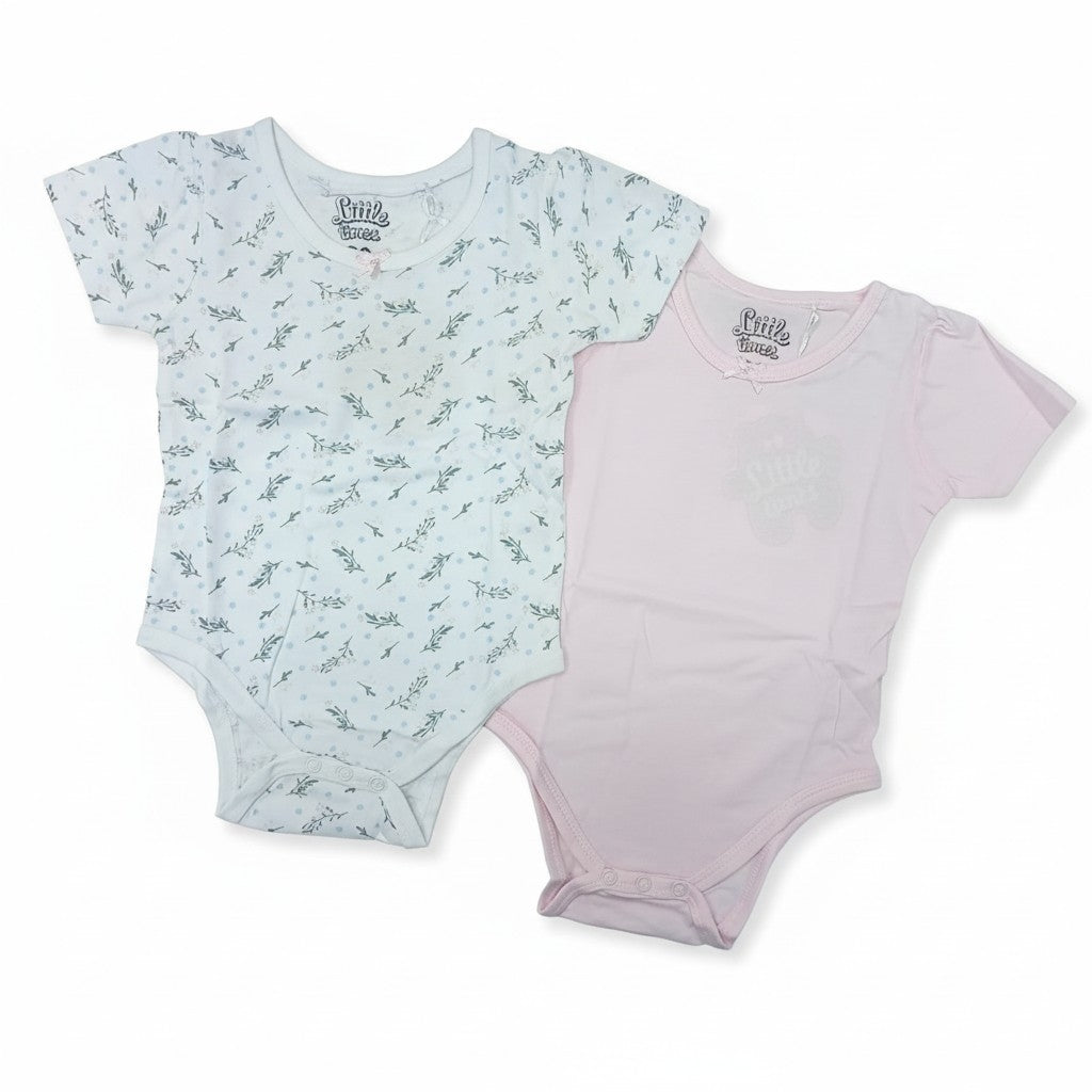 طقم سالوبيت أطفال نص كم من Unicorn Baby Store، يتضمن قطعة بيضاء بنقشات نباتية وقطعة وردية سادة مع كباسين سفلية مريحة.
