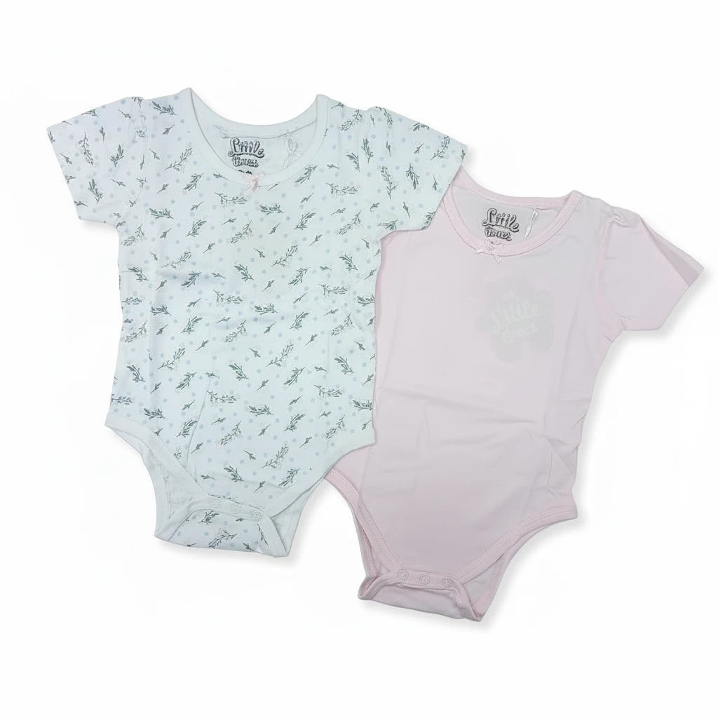 طقم سالوبيت أطفال نص كم من Unicorn Baby Store، يتضمن قطعة بيضاء بنقوش نباتية وقطعة وردية سادة مع كباسين لسهولة الارتداء.