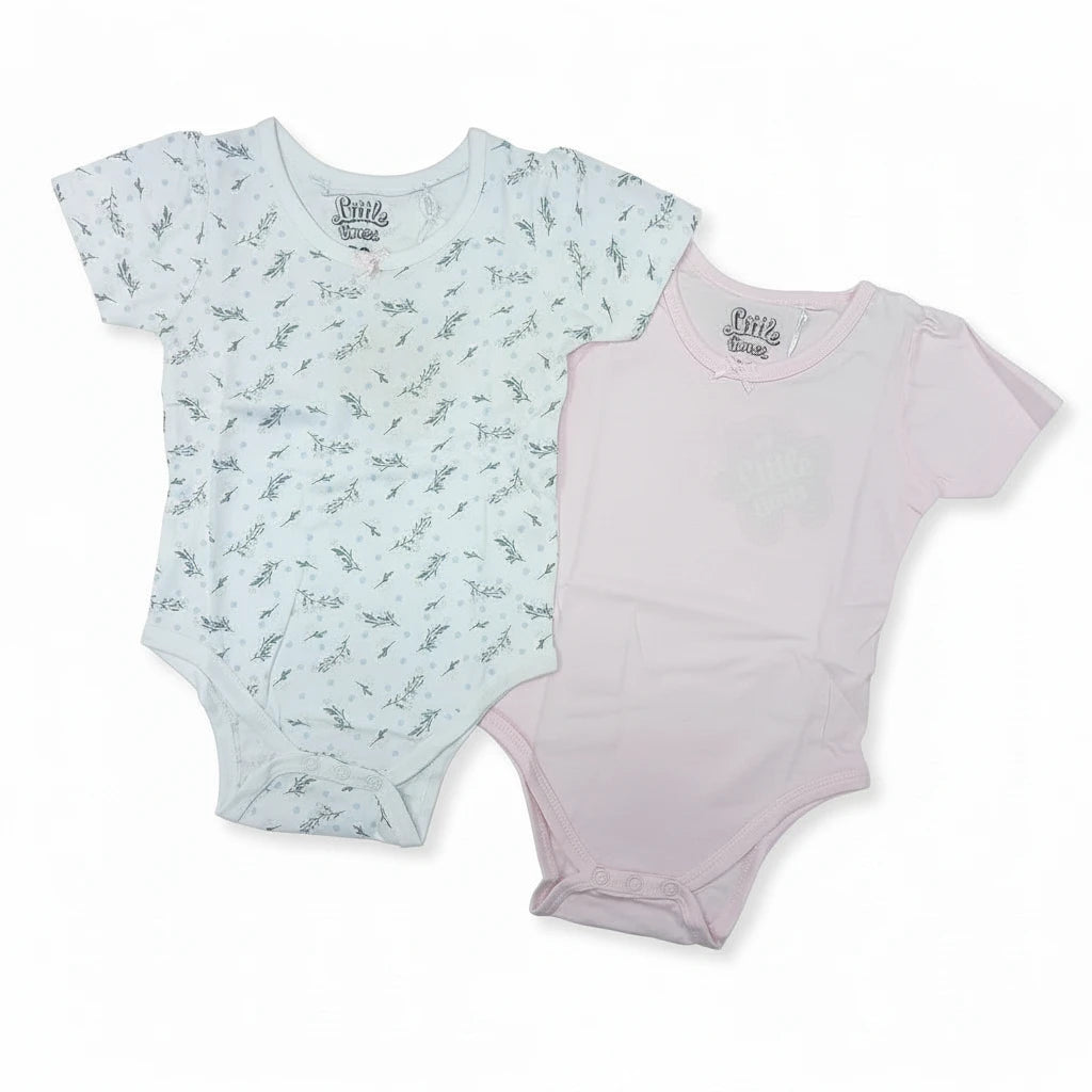 طقم سالوبيت أطفال نص كم من Unicorn Baby Store، يتضمن قطعة بيضاء بنقوش نباتية وقطعة وردية سادة مع كباسين لسهولة التغيير.