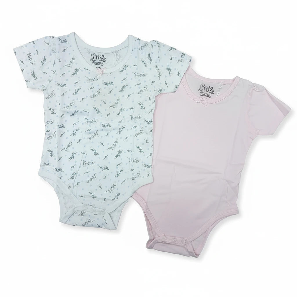 طقم سالوبيت أطفال نص كم من Unicorn Baby Store، يتضمن قطعة سادة باللون الوردي وأخرى منقوشة باللون الأبيض، مع كباسين سفلية.